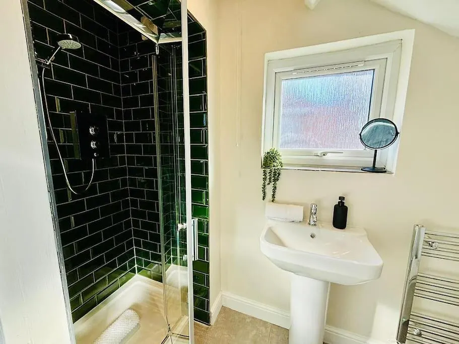 Contractors - Modern Home Gloucester City Centre GLOUCESTERSHIRE Holiday home