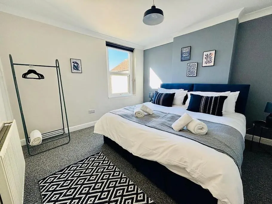 Contractors - Modern Home Gloucester City Centre GLOUCESTERSHIRE Holiday home