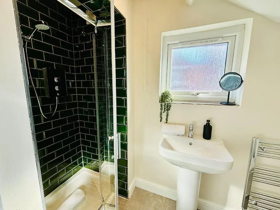 Contractors - Modern Home Gloucester City Centre GLOUCESTERSHIRE 0*,